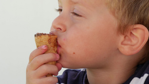 幼儿吃巧克力冰淇淋的肖像21秒视频