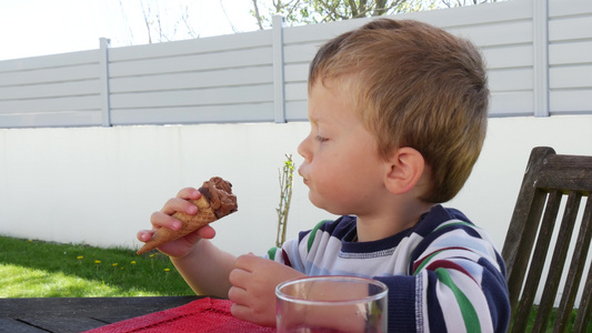 幼儿吃巧克力冰淇淋的肖像视频