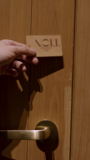 入住酒店使用房卡开门特写门把手9秒视频