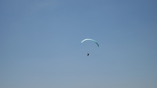 大山峡谷蓝天白云云朵滑翔伞飞翔4K实拍视频