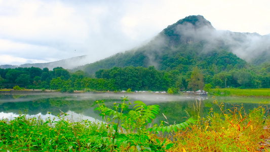 初秋的高山与烟雾视频