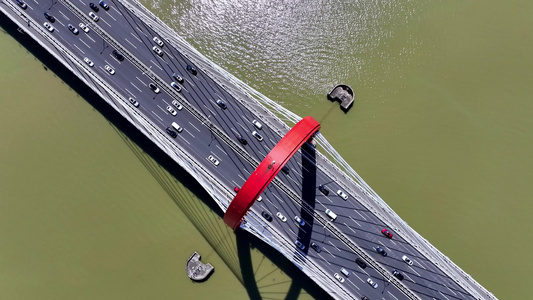 航拍杭州之江大桥上的车流视频
