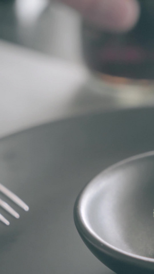 日本料理研磨山葵调制蘸料制作过程16秒视频
