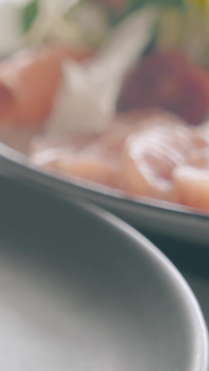 日本料理研磨山葵调制蘸料制作过程16秒视频