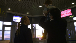 日落时机场候机的家庭30秒视频