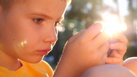 年轻的游戏玩家在手机上玩游戏智能手机智能手机的孩子视频