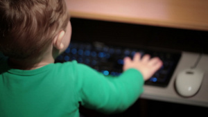两两岁的男孩玩键盘游戏14秒视频