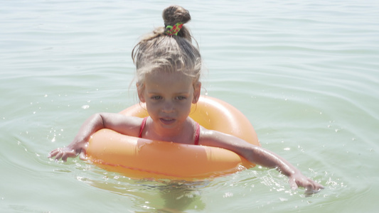 孩子游泳海充气环溺水的危险安全设备儿童救生圈小白种视频