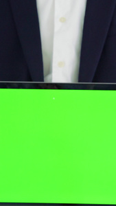 商务人士手持绿幕笔记本视频抠像绿色屏幕视频