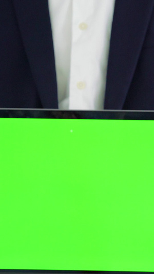 商务人士手持绿幕笔记本视频抠像绿色屏幕13秒视频