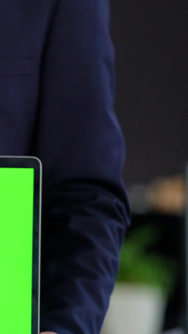 商务人士手持绿幕笔记本视频抠像绿色屏幕视频