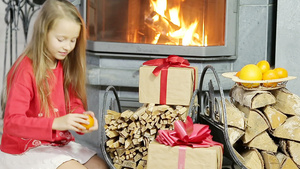 快乐的好女孩在壁炉附近开圣诞礼物34秒视频