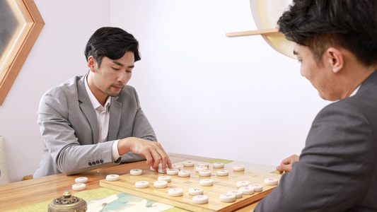 商务男士喝茶下象棋视频