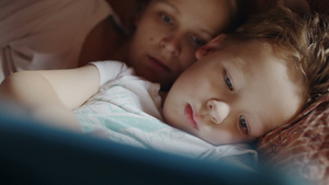 母亲和儿子在睡觉前27秒视频