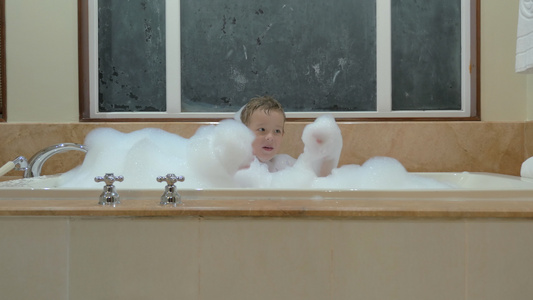 玩耍的孩子用泡沫洗澡视频