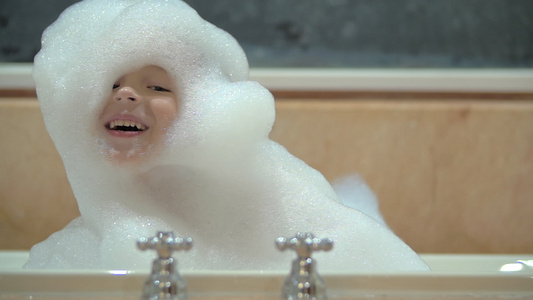 泡泡浴时快乐的孩子视频
