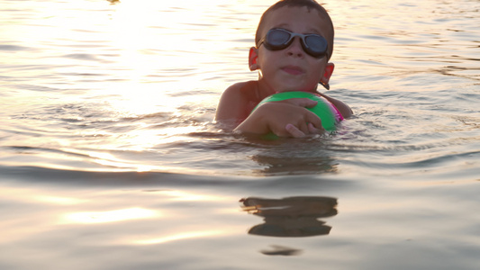 日落时在海中游泳的男孩视频