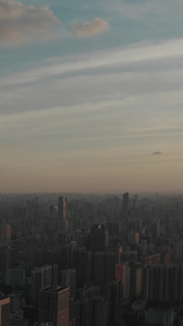 广州夕阳下的蓝天白云城市建筑视频