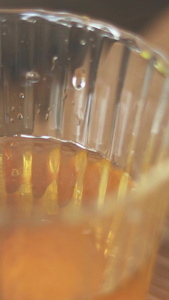 青梅酒制作与品酒-23-酿好的梅酒倒入公道杯梅子酒视频