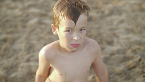 男孩在海滩和沙滩上8秒视频