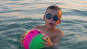 儿童在海中洗澡与球玩得开心23秒视频