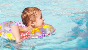 小孩学会用塑料水环游泳的18秒视频