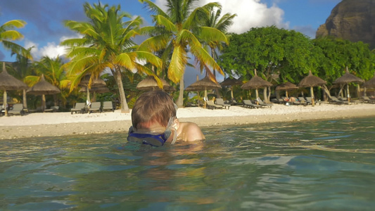 男孩潜水用防水照相机拍照视频