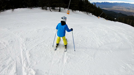 上高山学校的孩子们滑雪课小滑雪者在雪中赛跑慢动作视频