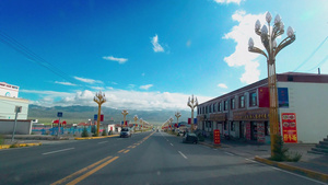 藏区青海峨堡古镇异域风情小镇第一视角行车拍摄49秒视频