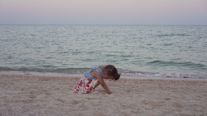 孩子玩沙滩小女孩独自玩悲伤的暑假家庭度假12秒视频