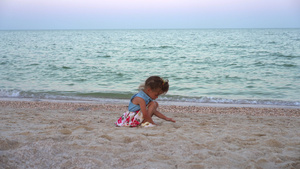 孩子玩沙滩小女孩独自玩悲伤的暑假家庭度假13秒视频
