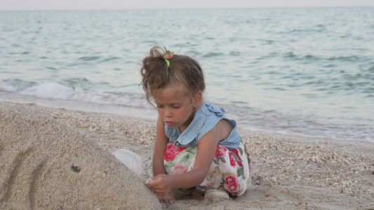 孩子玩沙滩小女孩独自玩悲伤的暑假家庭度假视频