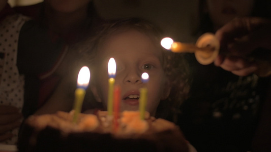 小孩对生日蛋糕开心极了视频