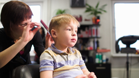 专业理发师给孩子理发的头发视频