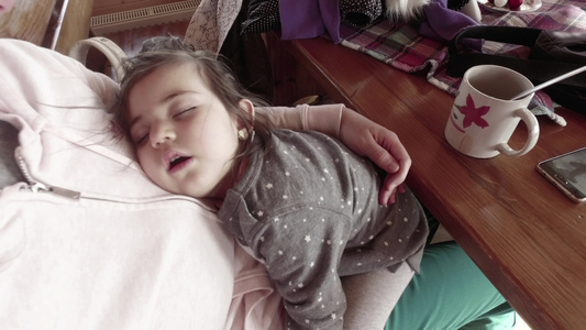 家庭童年和养育子女概念小新生儿睡在母亲胸前的小婴儿视频