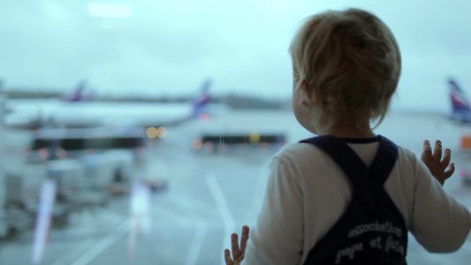 男孩在机场视频