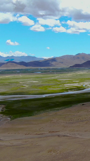 航拍西藏高原地貌与公路视频阿里北线46秒视频