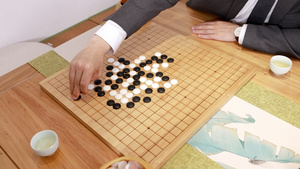 商务男士喝茶下围棋16秒视频