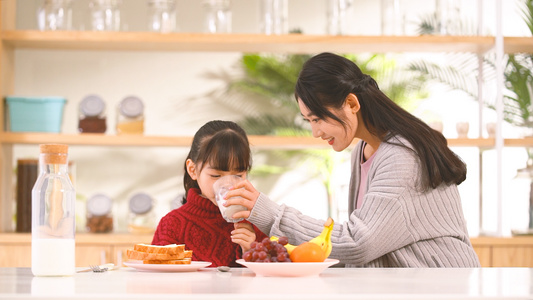 妈妈和小女孩的早餐视频