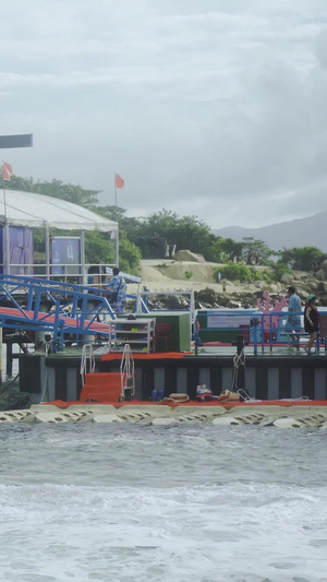 高清实拍海上玩水上飞龙的游客海上项目16秒视频