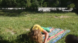 金发小男孩在草地上玩11秒视频