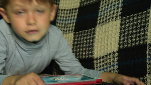 小孩要玩平板电脑Pc16秒视频