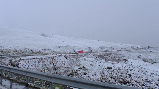 新疆218雪山公路风光视频