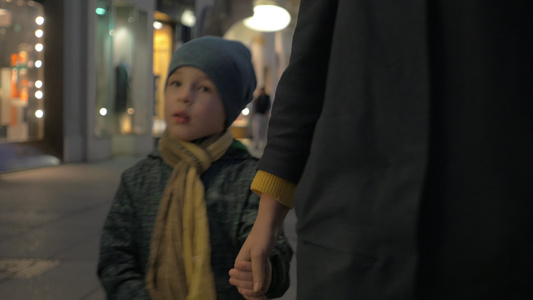 儿童与母亲一起在夜市街道上行走视频