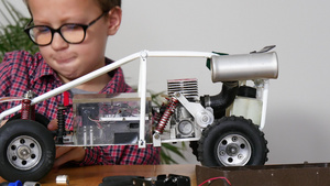 小男孩在家修理一辆无线电控制的模型21秒视频