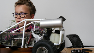 小男孩在家修理一辆无线电控制车的模型小男孩22秒视频