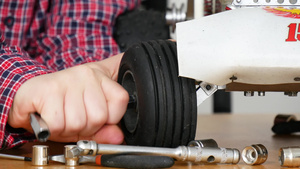 小男孩在家修理一辆无线电控制车的模型小男孩25秒视频