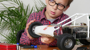 小男孩在家修理一辆无线电控制车的模型小男孩29秒视频