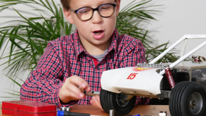小男孩在家修理一辆无线电控制的模型29秒视频