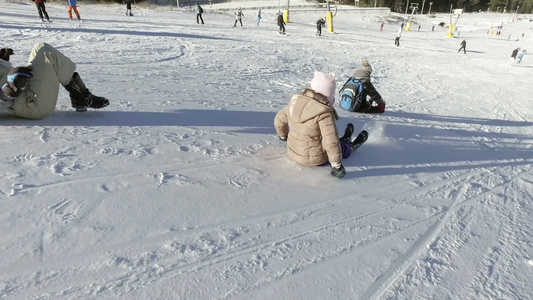 冬天的乐趣雪快乐的孩子们在冬天滑雪视频